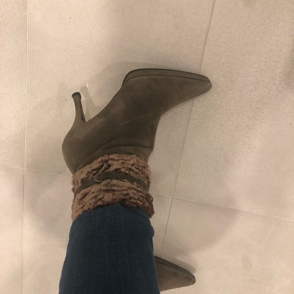 Stuart Weitzman taupe suede platform sheepskin top - Picture 3 of 7